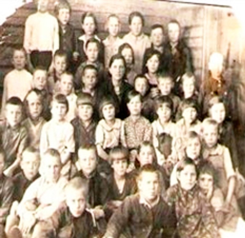 Гусева Анна Александровна со своим классом, 1940 год